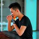 Individu makan bar protein selepas senaman di gim